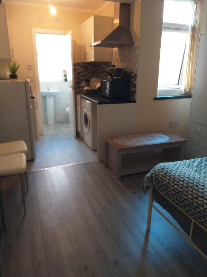 Self-Contained Studio Flat Bathrooms Kitchens Upgrade Locations To City Centre 15 Minutes Walking Distance Nottingham Universities Queen Hospitals City Hospitals المظهر الخارجي الصورة