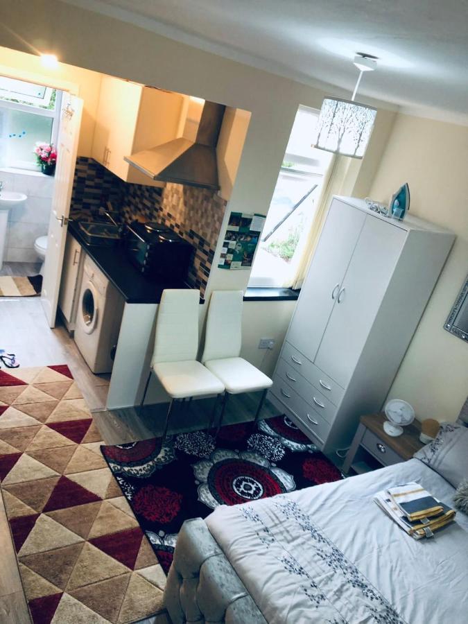 Self-Contained Studio Flat Bathrooms Kitchens Upgrade Locations To City Centre 15 Minutes Walking Distance Nottingham Universities Queen Hospitals City Hospitals المظهر الخارجي الصورة